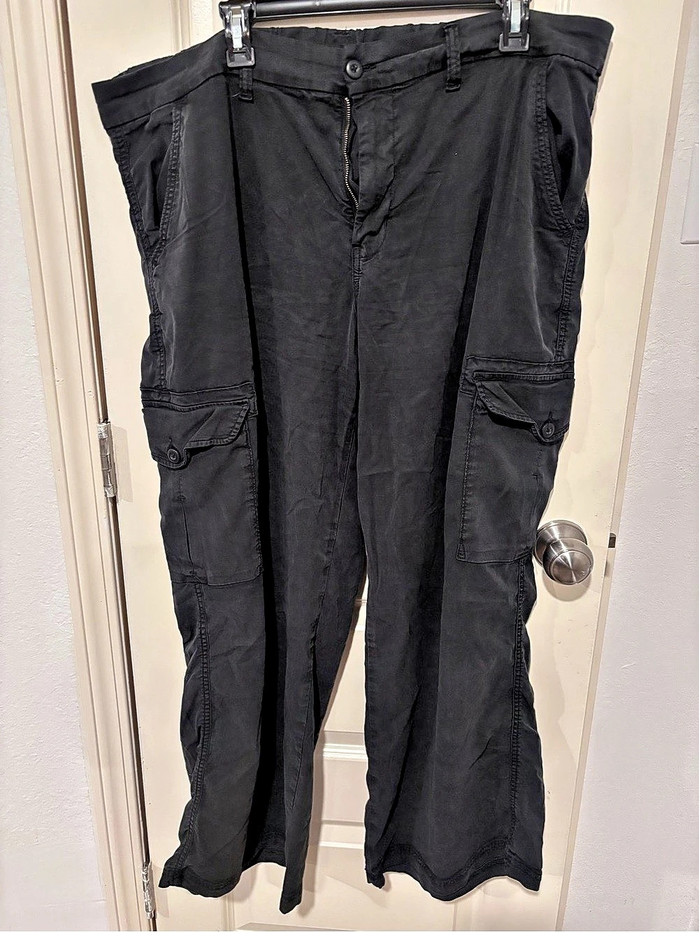 American Eagle Black Cargo Pants